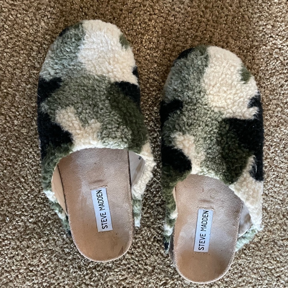 Steve Madden Size 8 Army Print Slip On